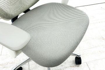 オカムラ サブリナチェア 中古 2014年製 ハイバック 可動肘 中古オフィス家具 アジャストアーム OKAMURA Sabrina ライトグレーの画像