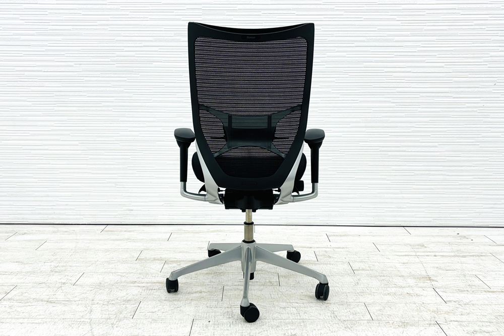 バロンチェア 中古 オカムラ ハイバック ブラック 可動肘 シルバーフレーム Baron 中古オフィス家具 メッシュの画像