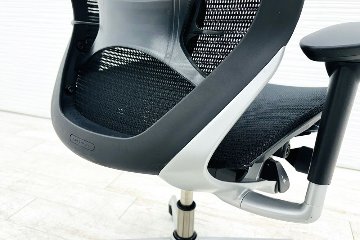 バロンチェア 中古 オカムラ ハイバック ブラック 可動肘 シルバーフレーム Baron 中古オフィス家具 メッシュの画像