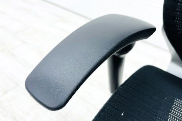 バロンチェア 中古 オカムラ ハイバック ブラック 可動肘 シルバーフレーム Baron 中古オフィス家具 メッシュの画像