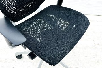 バロンチェア 中古 オカムラ ハイバック ブラック 可動肘 シルバーフレーム Baron 中古オフィス家具 メッシュの画像