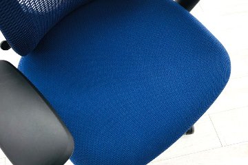 オカムラ シルフィーチェア 中古 2020年製 ハイバックメッシュ 可動肘 OKAMURA Sylphy 中古オフィス家具 ミディアムブルーの画像