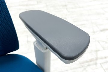 コクヨ ベゼルチェア 中古 2020年製 KOKUYO Bezel 可動肘 オフィスチェア 中古オフィス家具 ブルーの画像