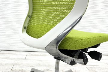 オカムラ バロンチェア 2017年製 中古 OKAMURA Baron 肘無 ハイバック 中古オフィス家具 座クッション ライムグリーンの画像