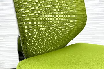 オカムラ バロンチェア 2017年製 中古 OKAMURA Baron 肘無 ハイバック 中古オフィス家具 座クッション ライムグリーンの画像