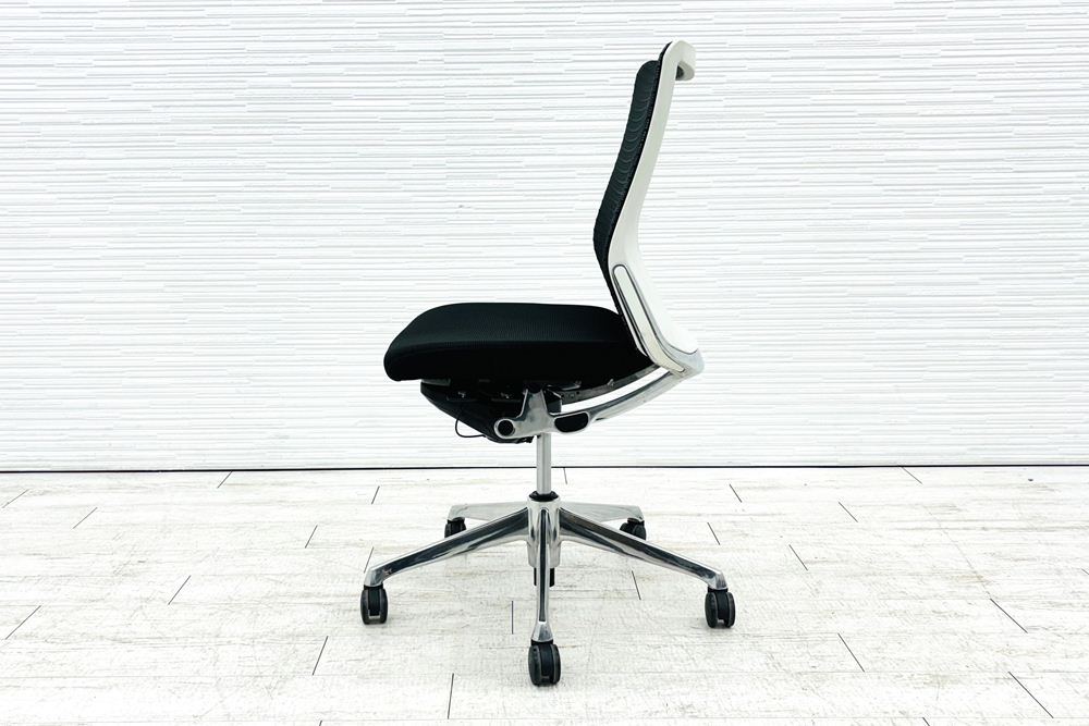 オカムラ コーラルチェア ミドルバック 中古 クッション 肘無 中古オフィス家具 ブラックの画像