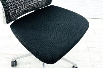 オカムラ コーラルチェア ミドルバック 中古 クッション 肘無 中古オフィス家具 ブラックの画像