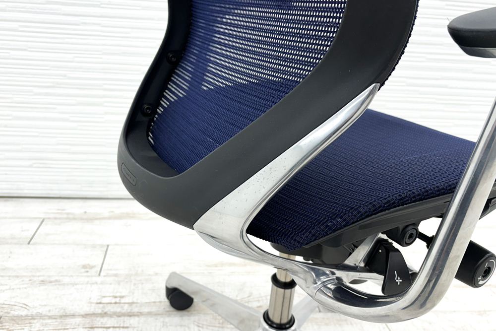 オカムラ バロンチェア ハイバックメッシュ 中古 OKAMURA Baron 中古オフィス家具 固定肘 座メッシュ デザインアーム ダークブルーの画像