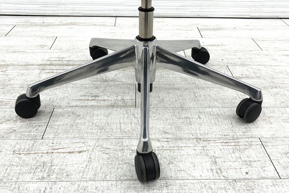 オカムラ バロンチェア ハイバックメッシュ 中古 OKAMURA Baron 中古オフィス家具 固定肘 座メッシュ デザインアーム ダークブルーの画像