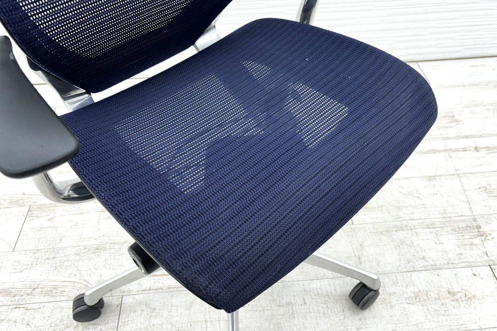 オカムラ バロンチェア ハイバックメッシュ 中古 OKAMURA Baron 中古オフィス家具 固定肘 座メッシュ デザインアーム ダークブルーの画像