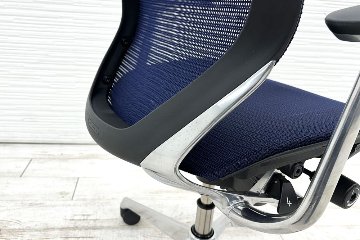 オカムラ バロンチェア ハイバックメッシュ 中古 OKAMURA Baron 中古オフィス家具 固定肘 座メッシュ デザインアーム ダークブルーの画像