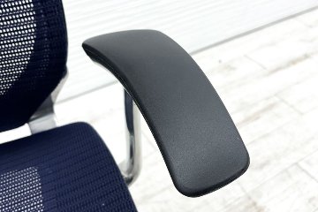 オカムラ バロンチェア ハイバックメッシュ 中古 OKAMURA Baron 中古オフィス家具 固定肘 座メッシュ デザインアーム ダークブルーの画像
