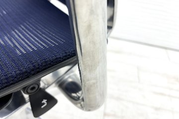 オカムラ バロンチェア ハイバックメッシュ 中古 OKAMURA Baron 中古オフィス家具 固定肘 座メッシュ デザインアーム ダークブルーの画像