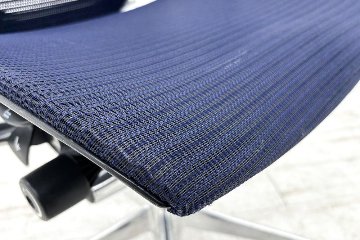 オカムラ バロンチェア ハイバックメッシュ 中古 OKAMURA Baron 中古オフィス家具 固定肘 座メッシュ デザインアーム ダークブルーの画像