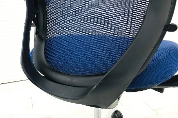 オカムラ シルフィーチェア 中古 2016年製 ハイバックメッシュ 可動肘 OKAMURA Sylphy 中古オフィス家具 ミディアムブルーの画像