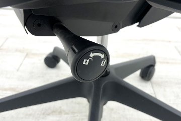 オカムラ シルフィーチェア 中古 ハイバック 可動肘 OKAMURA Sylphy 中古オフィス家具 ブラック 背クッションタイプの画像