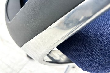 オカムラ バロンチェア 中古 2017年製 可動肘(アジャストアーム) ハイバック 座クッション 中古オフィス家具 ダークブルー OKAMURA Baronの画像