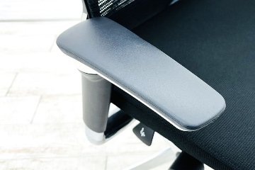 オカムラ バロンチェア ローバック 中古 ポリッシュフレーム 座クッション バロン 可動肘 中古オフィス家具 ブラックの画像