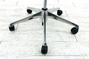 オカムラ バロンチェア ローバック 中古 ポリッシュフレーム 座クッション バロン 可動肘 中古オフィス家具 ブラックの画像