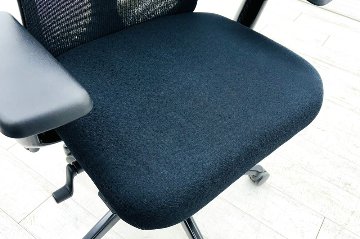 ヘイワース ゾディチェア 中古 HAWORTH ゾディ 上下可動肘 中古オフィス家具 ブラック系の画像