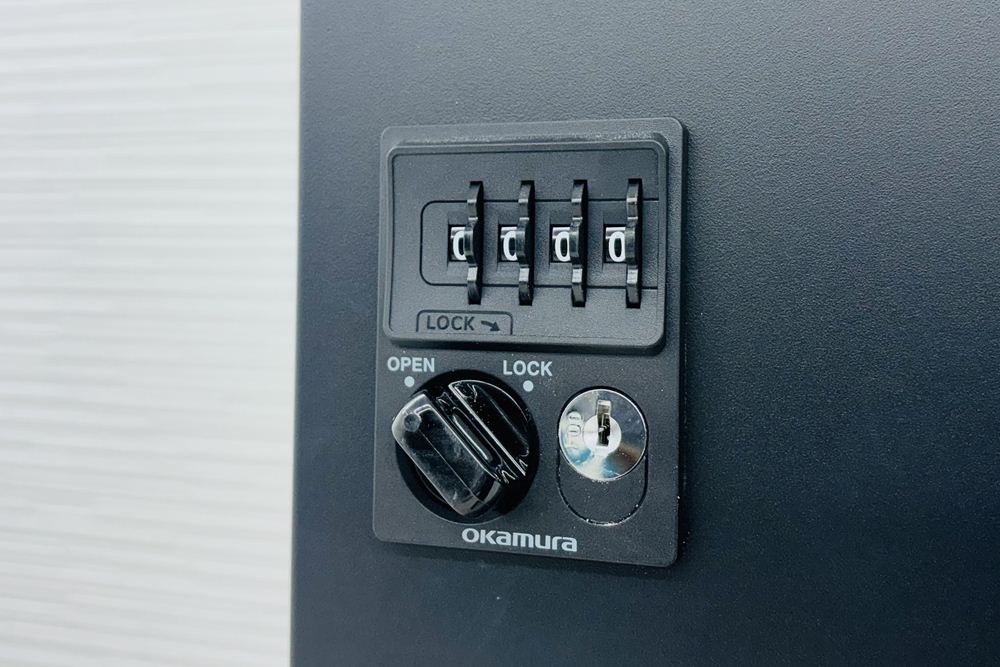 オカムラ 8人用ロッカー 中古 モバイルロッカー メール投函口 中古オフィス家具 4Z6XRY ZK25 900/450/1810 ブラックの画像
