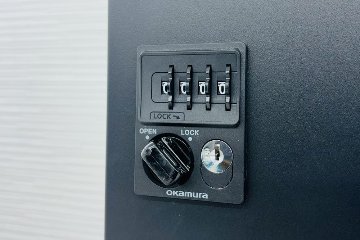 オカムラ 8人用ロッカー 中古 モバイルロッカー メール投函口 中古オフィス家具 4Z6XRY ZK25 900/450/1810 ブラックの画像