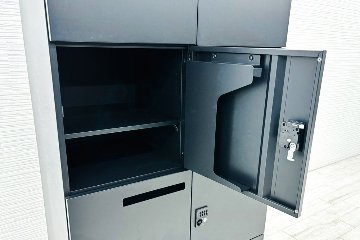 オカムラ 8人用ロッカー 中古 モバイルロッカー メール投函口 中古オフィス家具 4Z6XRY ZK25 900/450/1810 ブラックの画像
