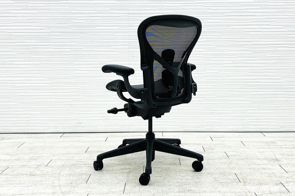 【未開封未使用品】 ハーマンミラー アーロンチェア リマスタード Aサイズ フル装備 中古 Herman Miller Aeron Chairs 中古オフィス家具 グラファイトの画像