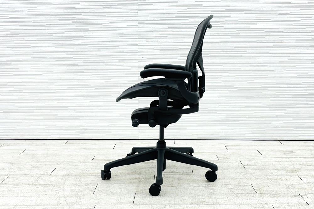 【未開封未使用品】 ハーマンミラー アーロンチェア リマスタード Aサイズ フル装備 中古 Herman Miller Aeron Chairs 中古オフィス家具 グラファイトの画像
