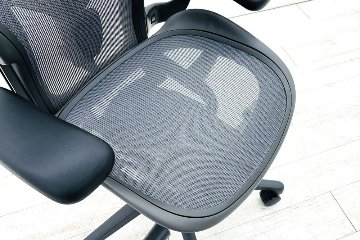 【未開封未使用品】 ハーマンミラー アーロンチェア リマスタード Aサイズ フル装備 中古 Herman Miller Aeron Chairs 中古オフィス家具 グラファイトの画像