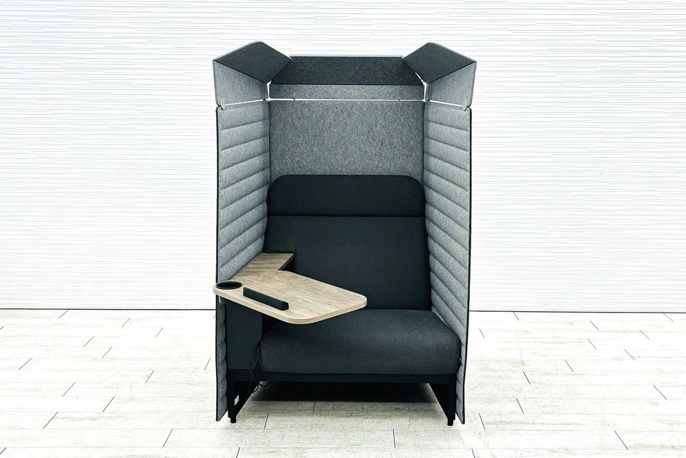 インテントフォーカスシート 中古 イトーキ ワークブース パーテーション ワーキングソファ ソファー 1人用ソファ 中古オフィス家具 電源コード付き 1000/820/1600の画像