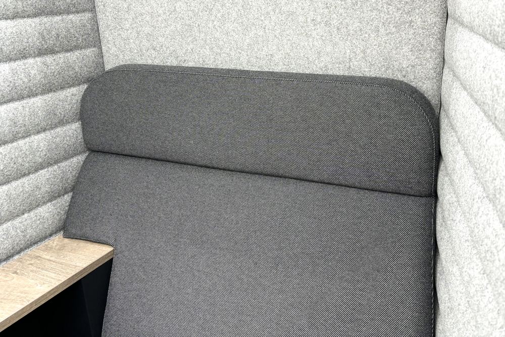 インテントフォーカスシート 中古 イトーキ ワークブース パーテーション ワーキングソファ ソファー 1人用ソファ 中古オフィス家具 電源コード付き 1000/820/1600の画像