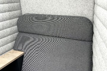 インテントフォーカスシート 中古 イトーキ ワークブース パーテーション ワーキングソファ ソファー 1人用ソファ 中古オフィス家具 電源コード付き 1000/820/1600の画像