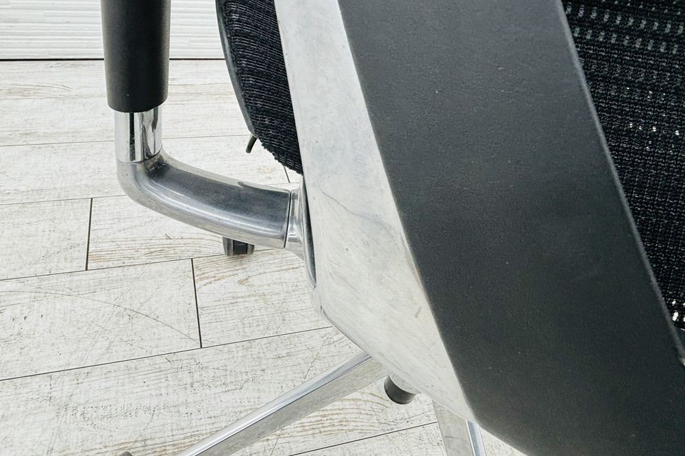 バロンチェア 中古 オカムラ OKAMURA Baron ブラック 可動肘 ハイバック ポリッシュフレーム 中古オフィス家具 メッシュの画像