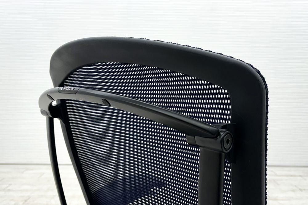 コンテッサチェア オカムラ 中古 2018年製 コンテッサ 座クッション 可動肘 中古オフィス家具 高機能チェア ダークブルーの画像