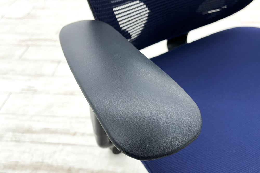 コンテッサチェア オカムラ 中古 2018年製 コンテッサ 座クッション 可動肘 中古オフィス家具 高機能チェア ダークブルーの画像