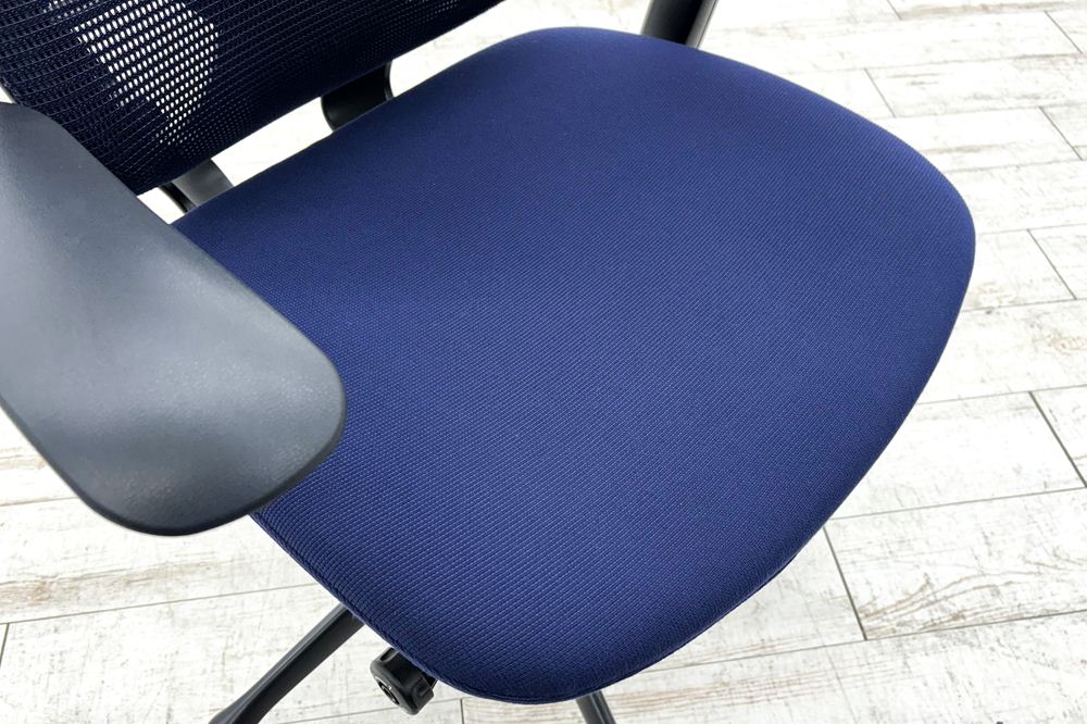 コンテッサチェア オカムラ 中古 2018年製 コンテッサ 座クッション 可動肘 中古オフィス家具 高機能チェア ダークブルーの画像