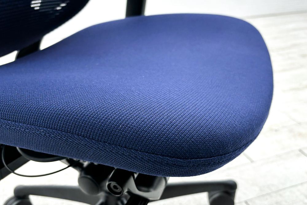 コンテッサチェア オカムラ 中古 2018年製 コンテッサ 座クッション 可動肘 中古オフィス家具 高機能チェア ダークブルーの画像