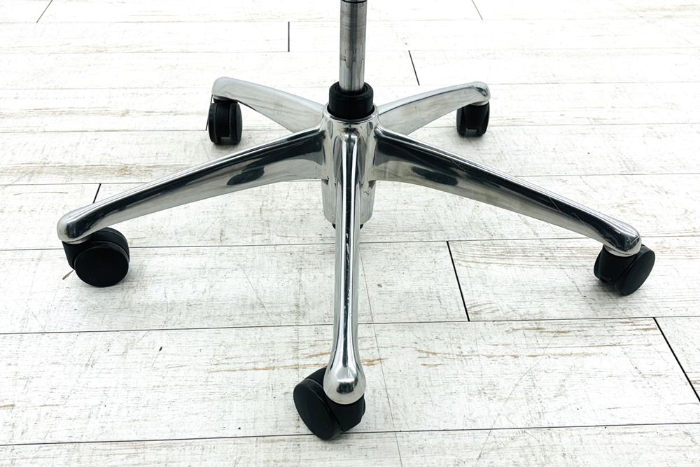 オカムラ ゼファーチェア 中古 ゼファー 中古オフィス家具OKAMURA  Zephyr クッション 可動肘 ブラックの画像