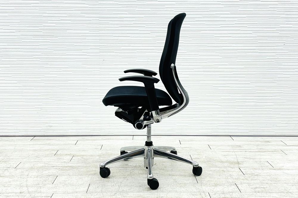 オカムラ ゼファーチェア 中古 ゼファー 中古オフィス家具OKAMURA  Zephyr クッション 可動肘 ブラックの画像