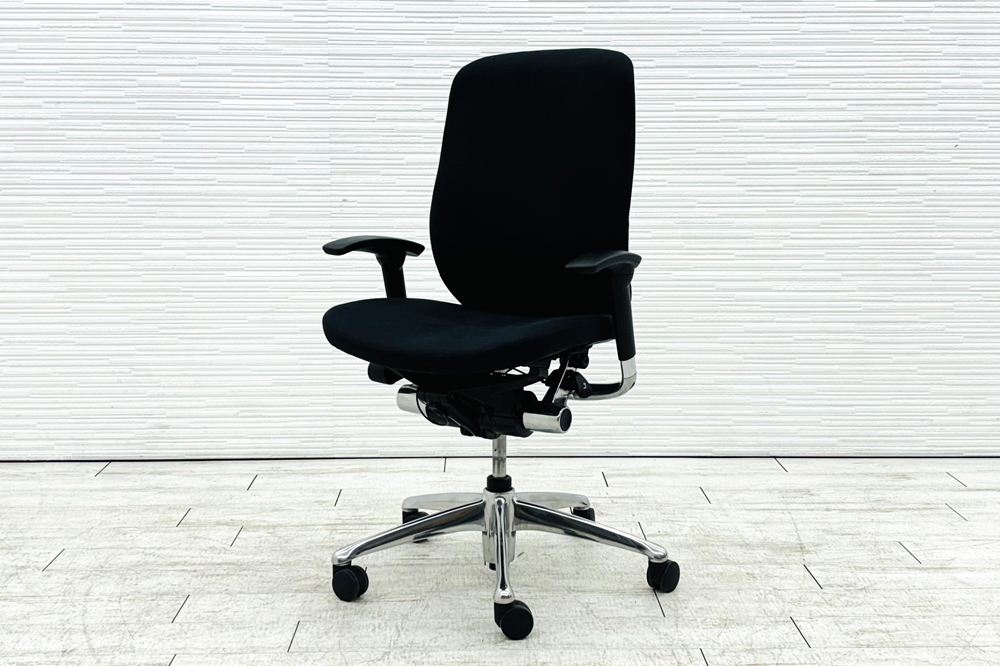 オカムラ ゼファーチェア 中古 ゼファー 中古オフィス家具OKAMURA  Zephyr クッション 可動肘 ブラックの画像