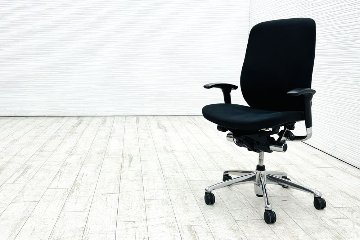 オカムラ ゼファーチェア 中古 ゼファー 中古オフィス家具OKAMURA  Zephyr クッション 可動肘 ブラックの画像