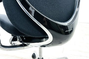 オカムラ ゼファーチェア 中古 ゼファー 中古オフィス家具OKAMURA  Zephyr クッション 可動肘 ブラックの画像