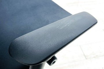 オカムラ ゼファーチェア 中古 ゼファー 中古オフィス家具OKAMURA  Zephyr クッション 可動肘 ブラックの画像