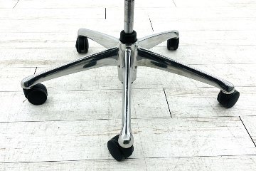 オカムラ ゼファーチェア 中古 ゼファー 中古オフィス家具OKAMURA  Zephyr クッション 可動肘 ブラックの画像
