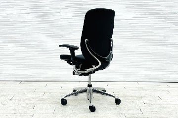 オカムラ ゼファーチェア 中古 ゼファー 中古オフィス家具OKAMURA  Zephyr クッション 可動肘 ブラックの画像