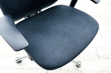 オカムラ ゼファーチェア 中古 ゼファー 中古オフィス家具OKAMURA  Zephyr クッション 可動肘 ブラックの画像