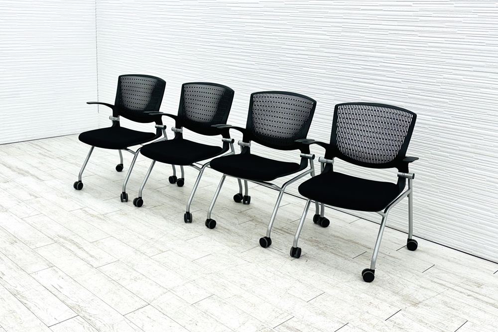 オカムラ グラータチェア 中古 【4本セット】 ミーティングチェア グラータ ネスティングチェア ブラック 肘付 中古オフィス家具 の画像