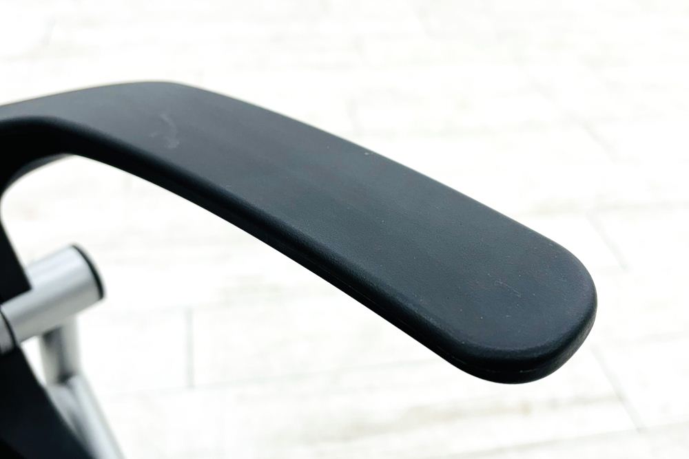 オカムラ グラータチェア 中古 【4本セット】 ミーティングチェア グラータ ネスティングチェア ブラック 肘付 中古オフィス家具 の画像