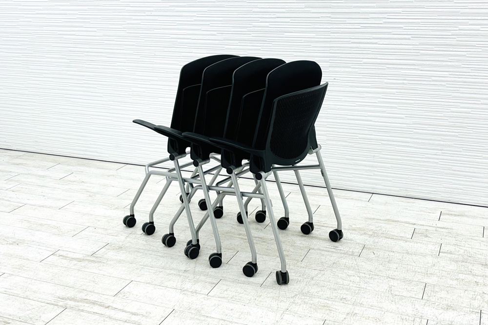 オカムラ グラータチェア 中古 【4本セット】 ミーティングチェア グラータ ネスティングチェア ブラック 肘付 中古オフィス家具 の画像